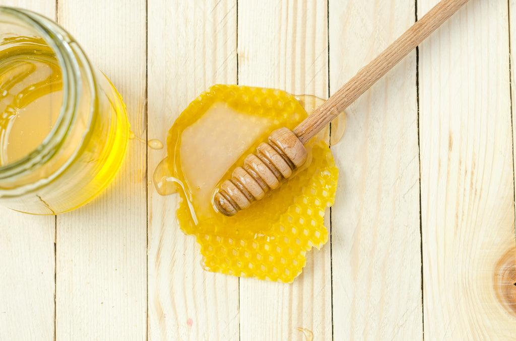 Miel y su papel en la salud dental: ¡Aprende cómo puede ayudarte a prevenir caries y mejorar tu salud oral!