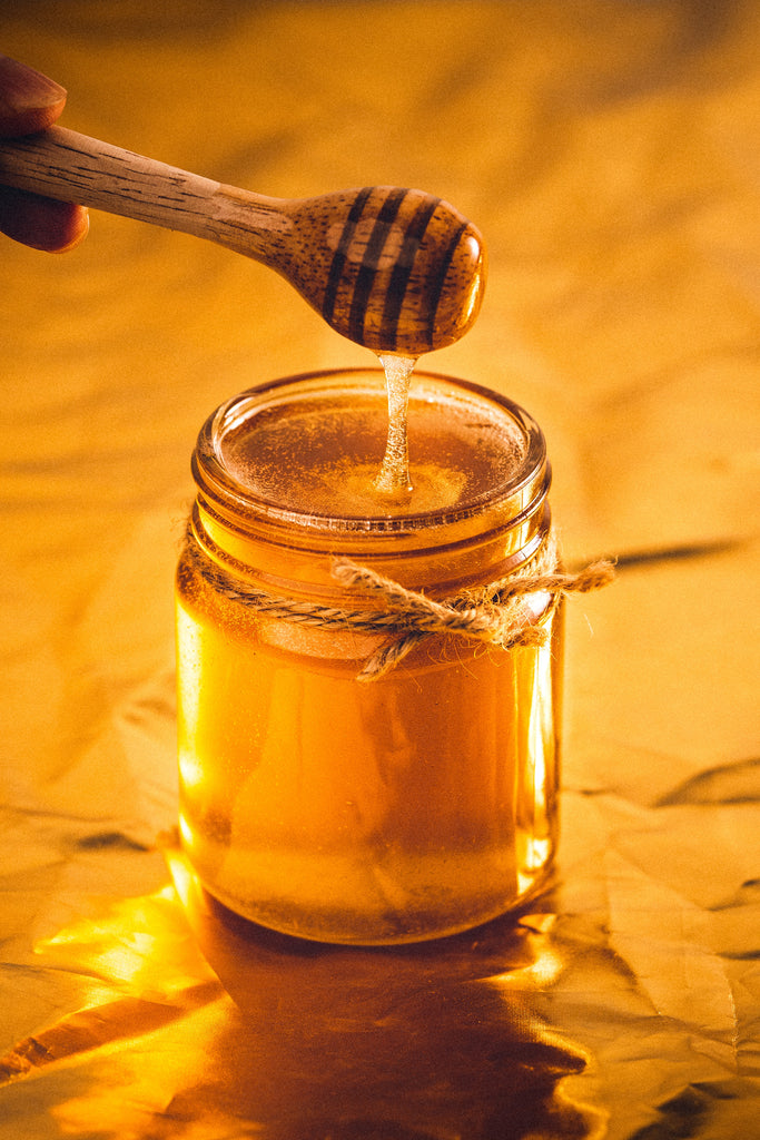 Miel y sus beneficios para el cabello: ¡Mantén tu cabello fuerte y saludable con esta deliciosa sustancia!
