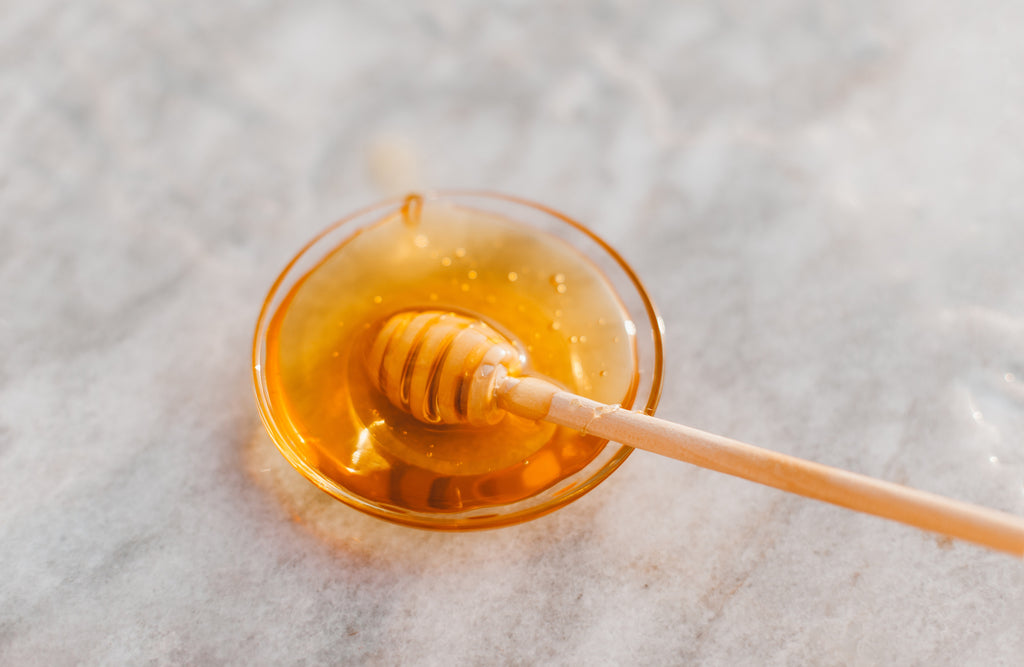 Miel y sus beneficios para la digestión: ¡Aprende cómo puede ayudarte a mejorar tu sistema digestivo y evitar problemas estomacales!