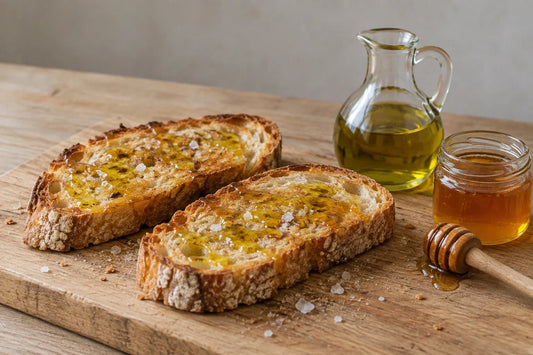 Tosta de pan con aceite de oliva virgen extra y un hilo de miel recién servida