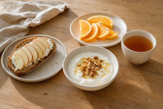 Yogur, tostada con fruta y naranja preparados con una pequeña cantidad de miel