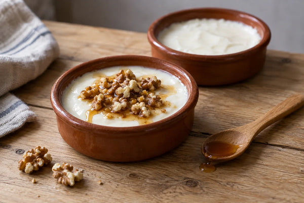 Cuajada casera en cazuelita de barro con miel de roble y nueces troceadas por encima