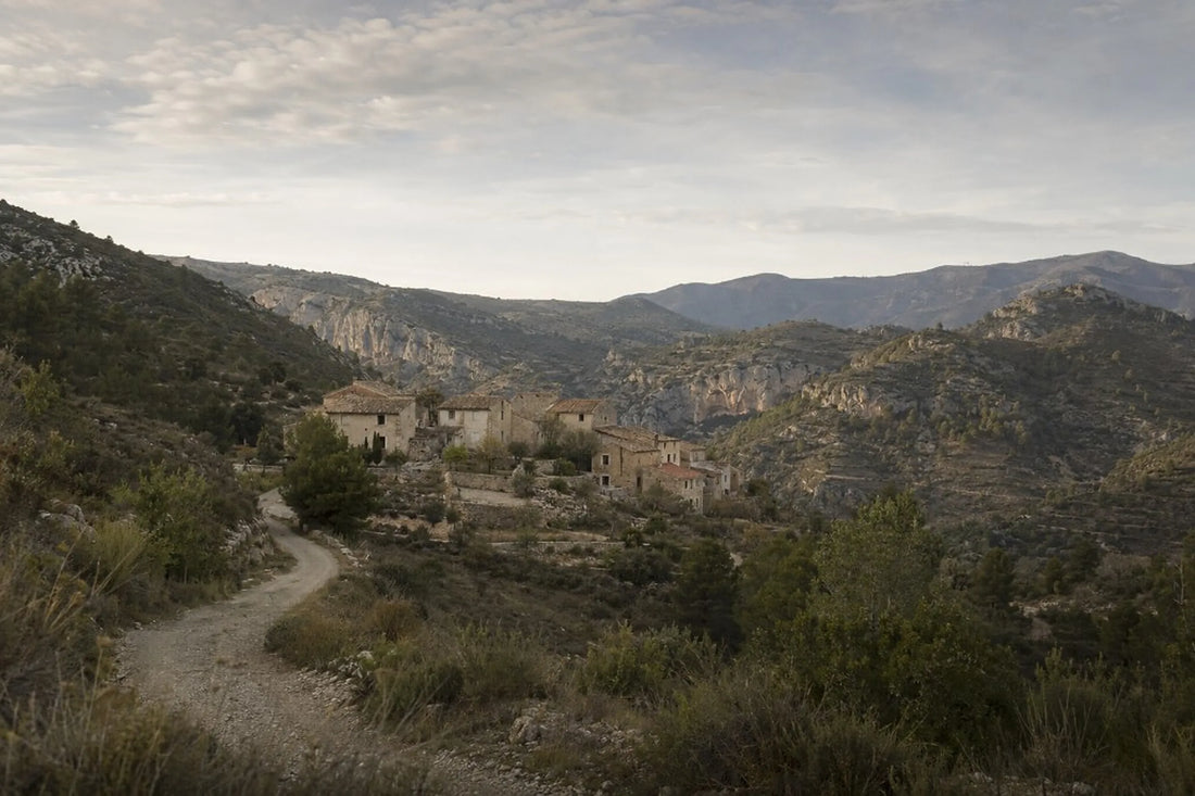 Recreación editorial de un pequeño núcleo rural entre montañas del interior valenciano