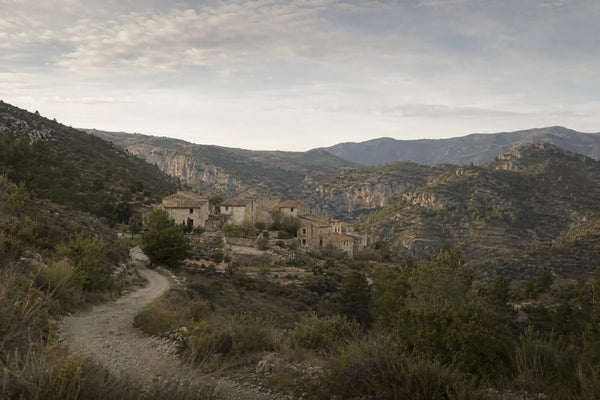Recreación editorial de un pequeño núcleo rural entre montañas del interior valenciano