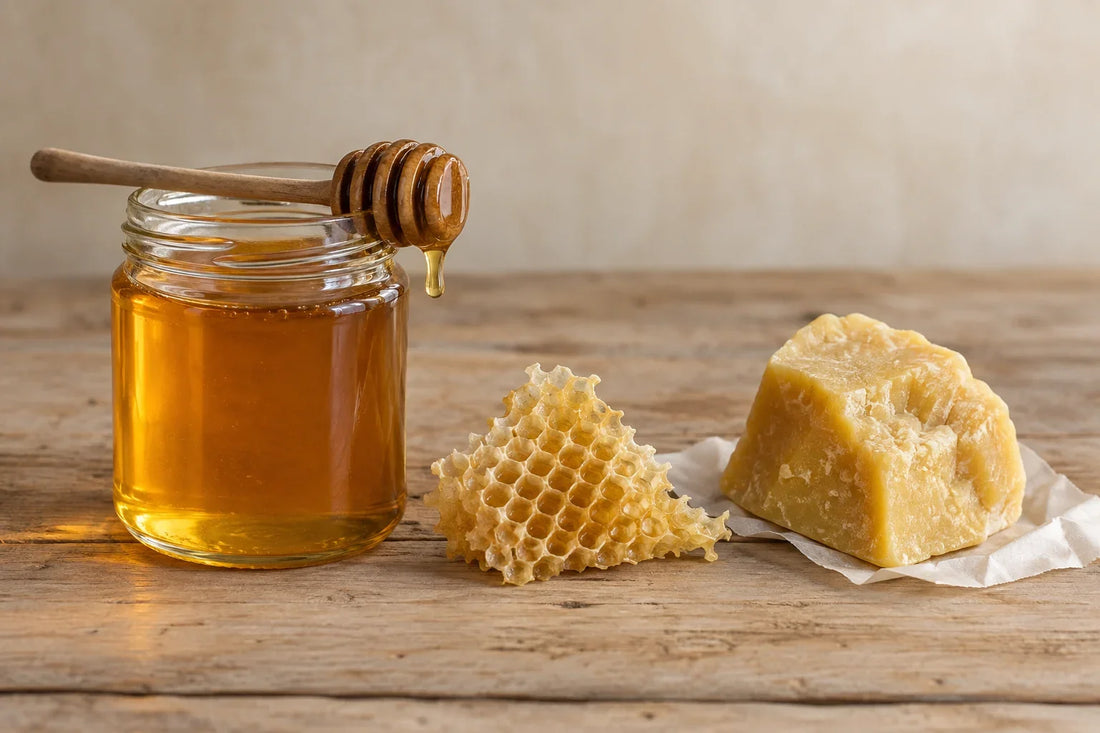 Tarro de miel de abeja y un bloque de cera de abeja juntos sobre una mesa de madera