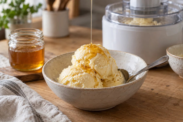 Bolas de helado de miel casero en un cuenco, con un hilo de miel por encima