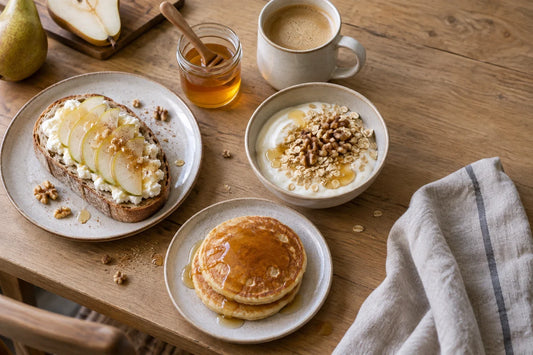 Desayunos con miel: tostada con requesón y pera, yogur con avena y nueces y tortitas con miel