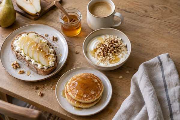 Desayunos con miel: tostada con requesón y pera, yogur con avena y nueces y tortitas con miel