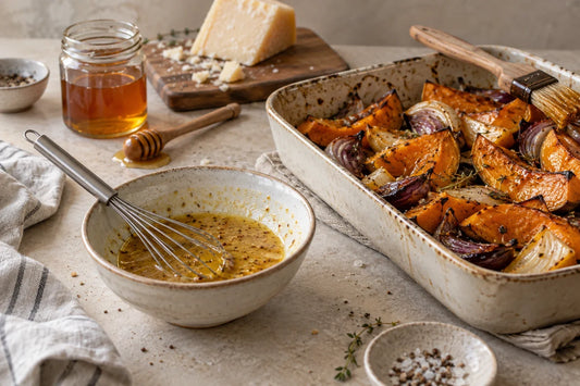 Vinagreta de miel y mostaza junto a una fuente de calabaza y cebolla asadas glaseadas con miel