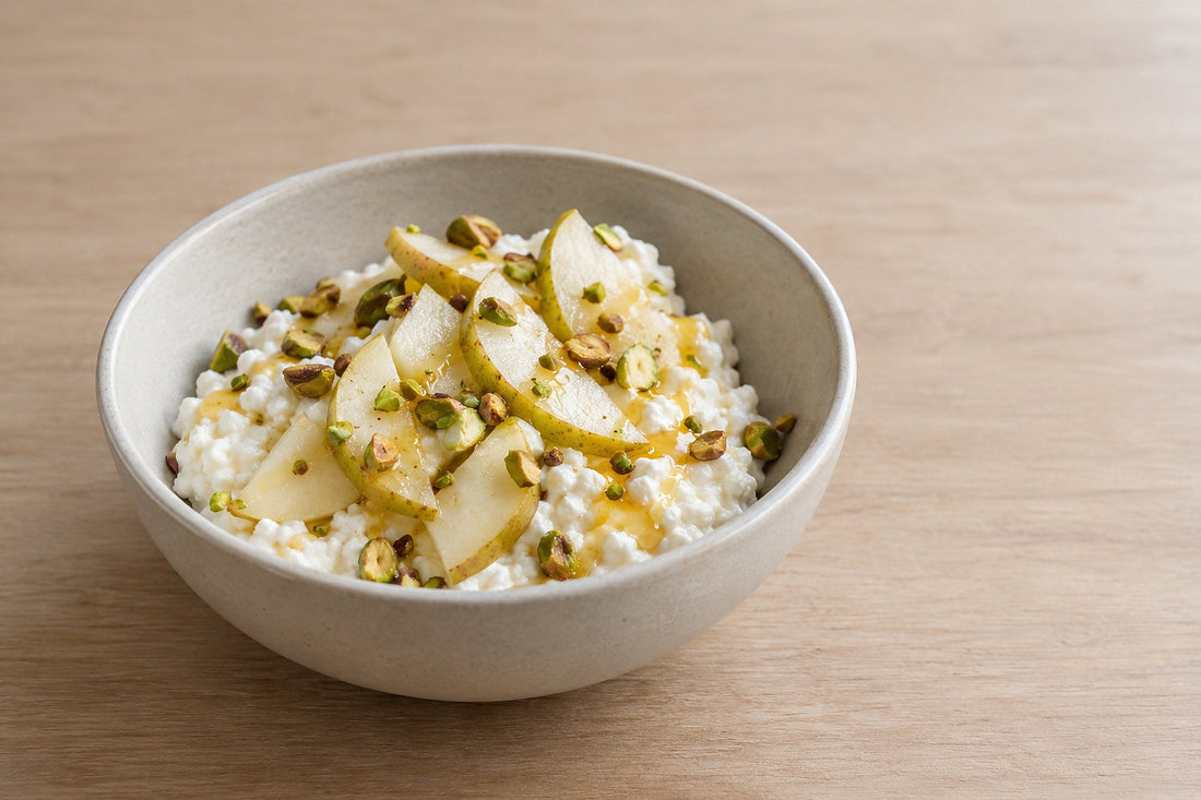 Bol de queso cottage con miel, pera y pistachos tostados