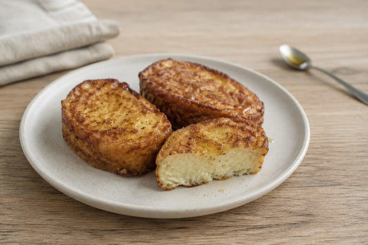 Torrijas doradas con una capa ligera de miel de azahar y la miga jugosa visible