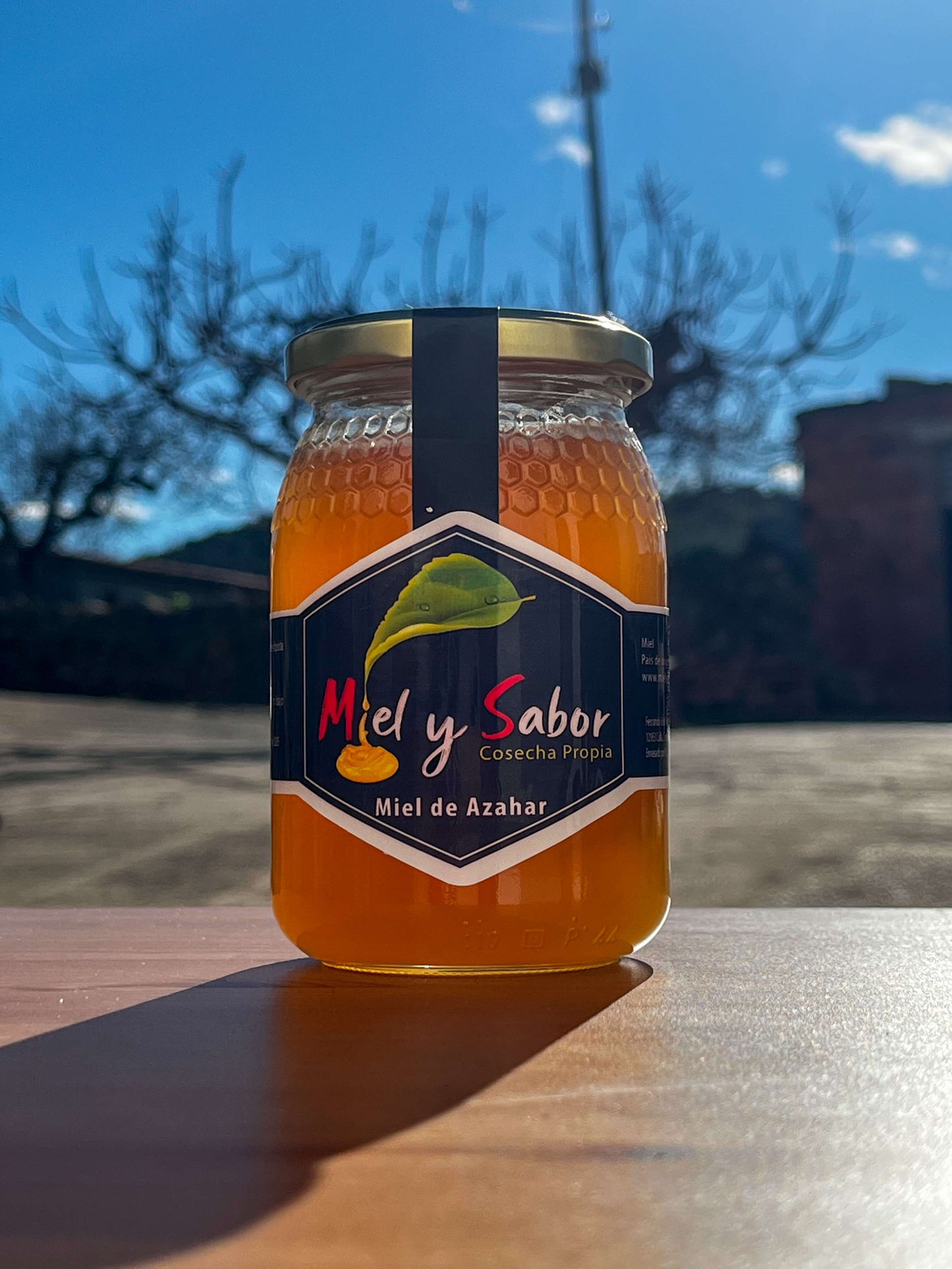 Tarro de miel de azahar Miel y Sabor en exterior