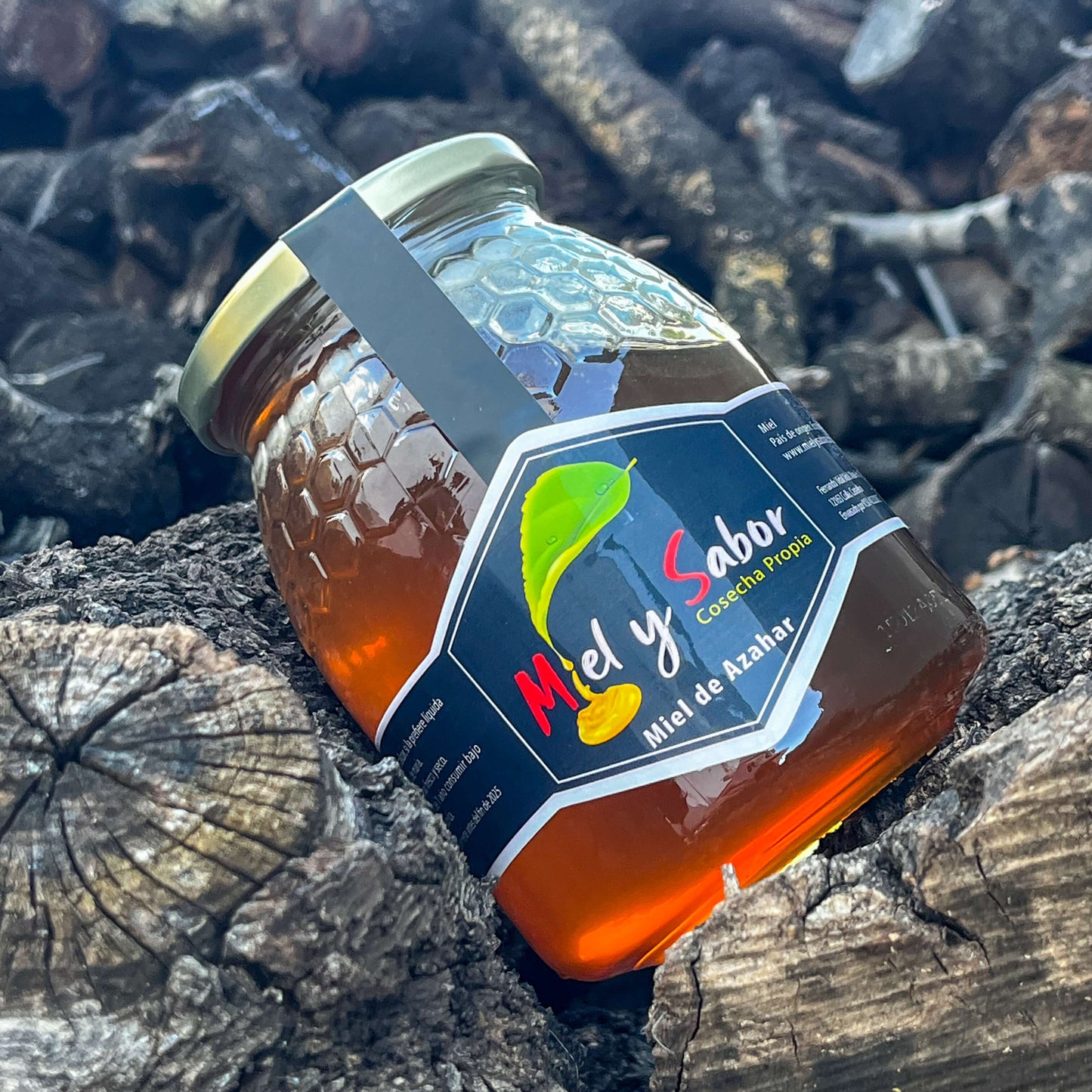 Tarro de miel de azahar Miel y Sabor en un entorno natural