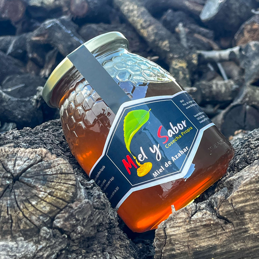 Tarro de miel de azahar Miel y Sabor en un entorno natural