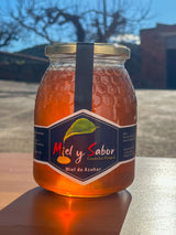 Tarro de miel de azahar Miel y Sabor en exterior