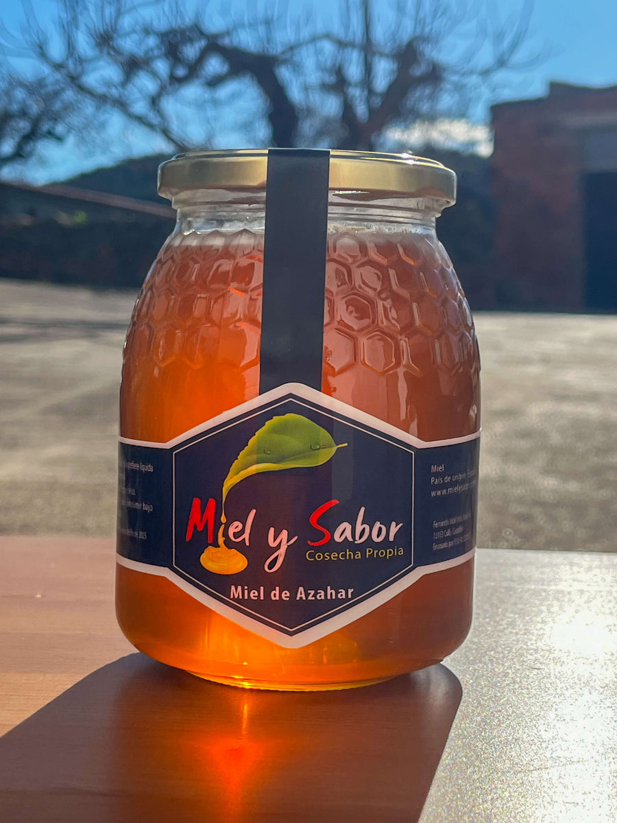 Tarro de miel de azahar Miel y Sabor en exterior