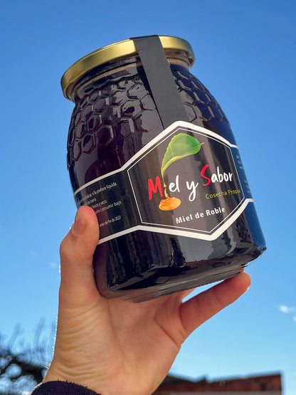 Tarro de miel de roble Miel y Sabor fotografiado al aire libre