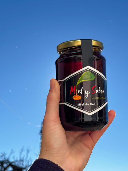 Tarro de miel de roble Miel y Sabor fotografiado al aire libre