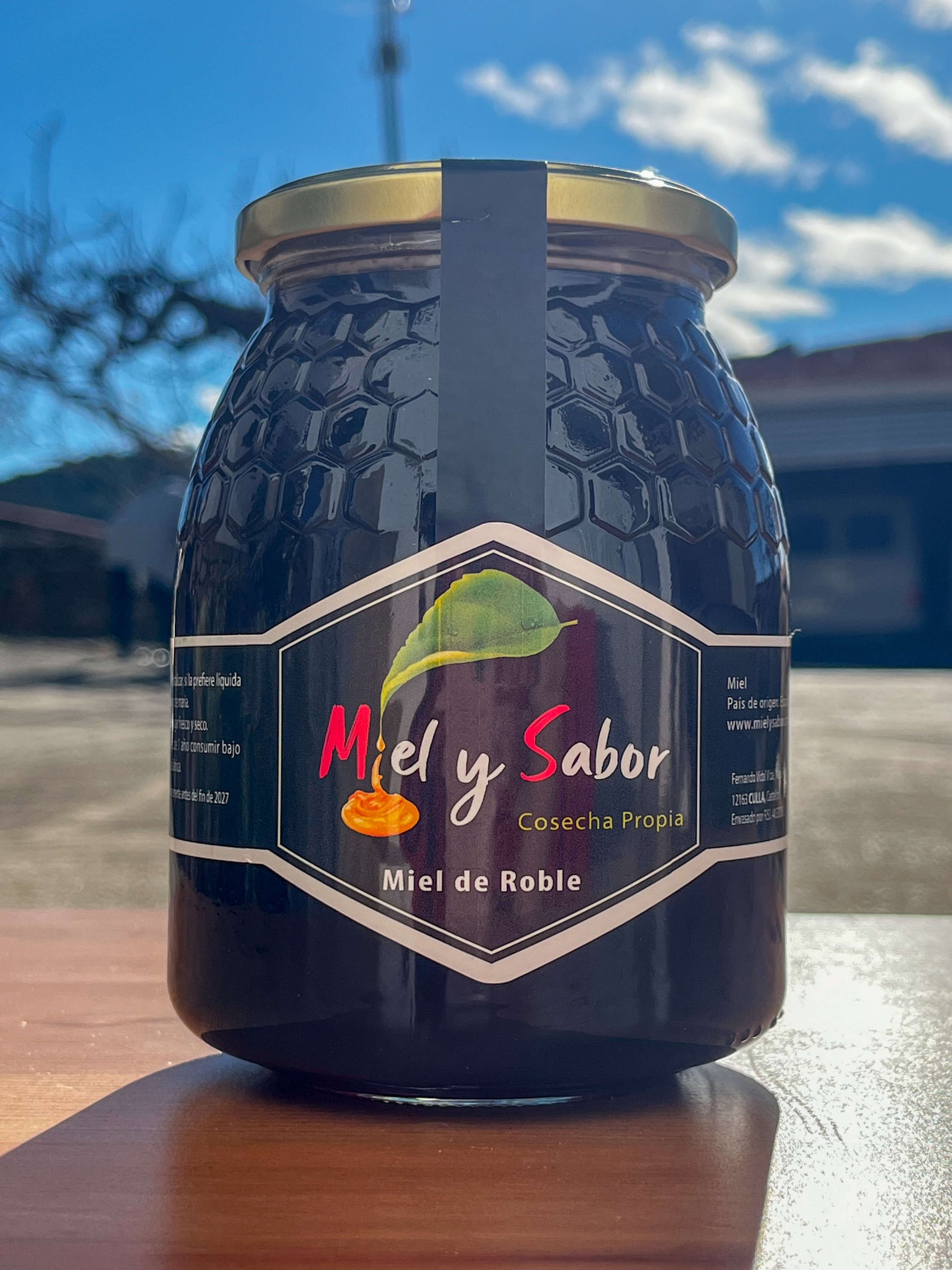Tarro de miel de roble Miel y Sabor en exterior