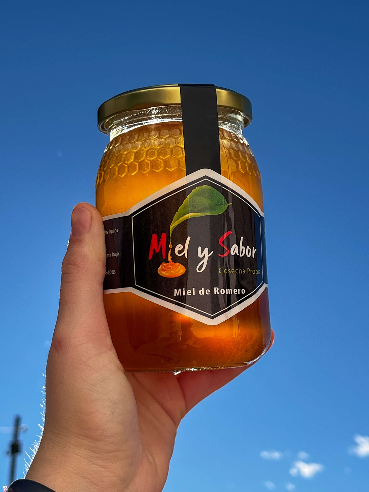 Tarro de miel de romero Miel y Sabor fotografiado al aire libre