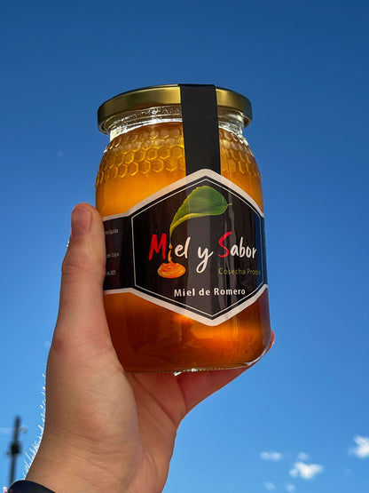 Tarro de miel de romero Miel y Sabor fotografiado al aire libre