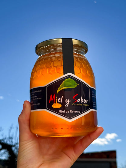 Tarro de miel de romero Miel y Sabor fotografiado al aire libre