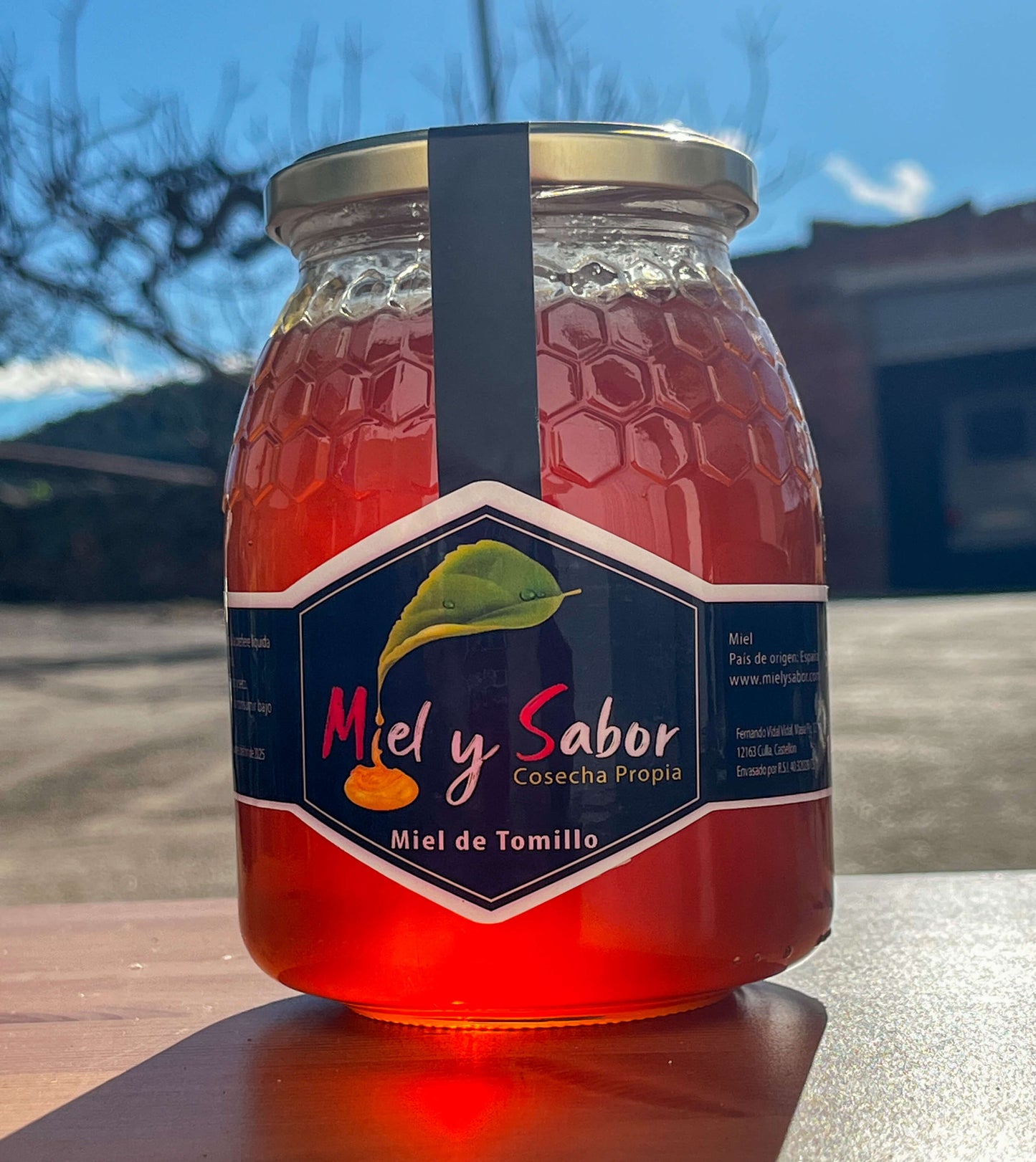 Tarro de miel de tomillo Miel y Sabor fotografiado al aire libre